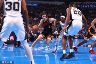 并捂着右腿 并捂着右腿